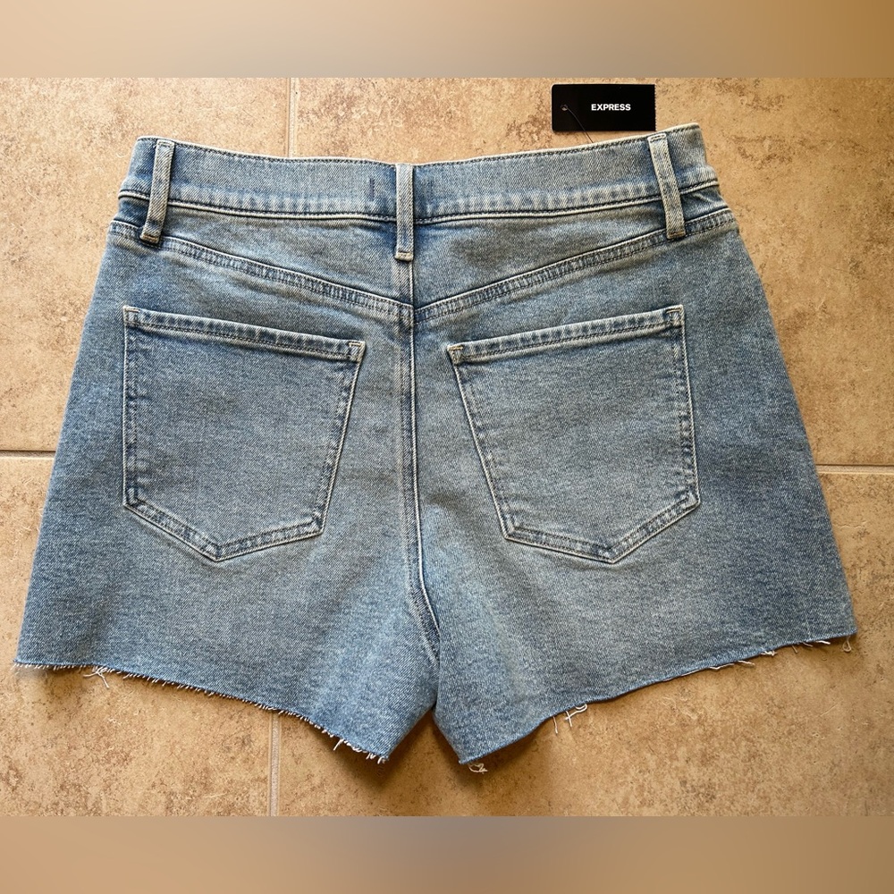 NWT🌷EXPRESS High-Waisted Light Wash Raw Hem 2.5” Inseam Vintage Jean Shorts - Picture 3 of 7